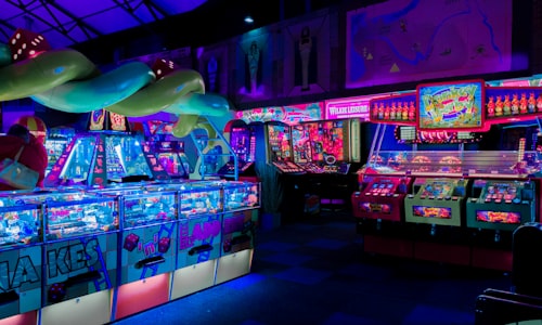 MMK体育LIVE频道栏目展示图：多屏显示不同体育赛事直播画面的控制室