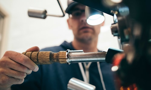 MMK体育站点前沿栏目展示图：现代体育场馆与数字界面融合的极简设计